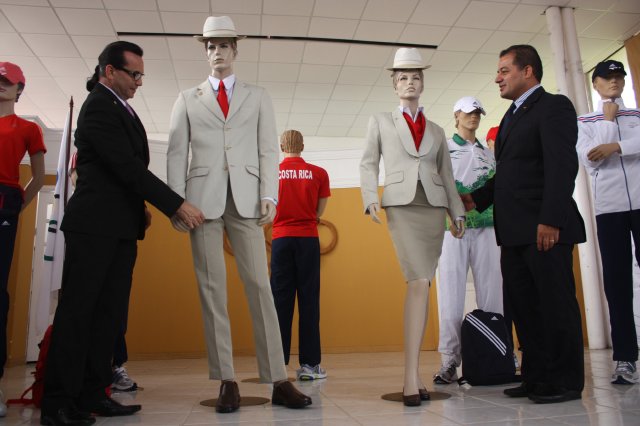Ticos vestirán en los Juegos Olímpicos con materiales de punta. Manuel Sancho (izquierda) es el diseñador de la ropa de gala. Cortesía.