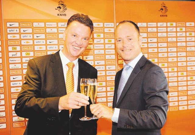 Van Gaal, técnico tulipán. Van Gaal (izquierda) feliz por llegar de nuevo a la “naranja mecánica”. EFE.