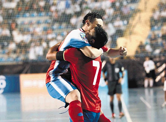  Costa Rica va por el título. Los integrantes de la selección festejaron la victoria ante Panamá 4-1 y el pase a la final frente a Guatemala.Prensa Libre, Guatemala