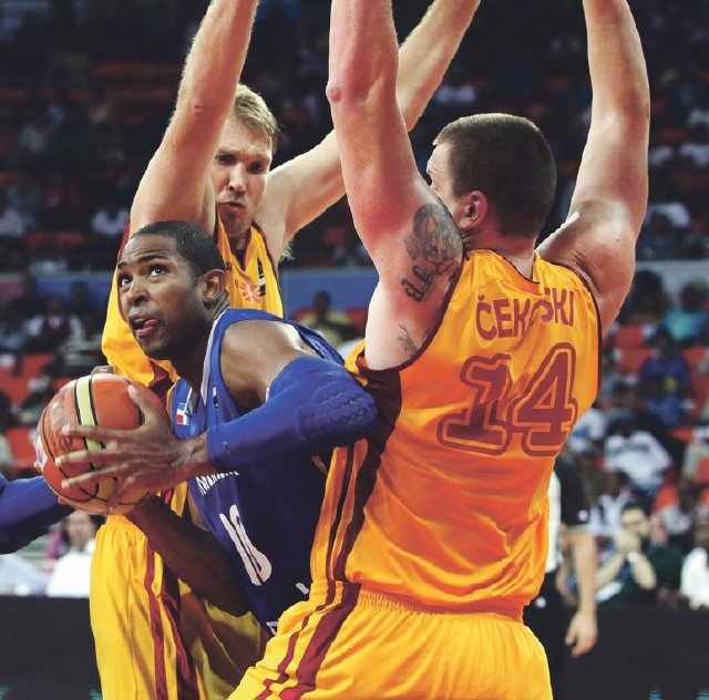 El “NBA” Horford (de azul) puso a República Dominicana en las semifinales.. / AP.