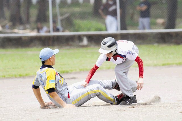  Santo Domingo pierde en su debut. Andrés Trejos, del equipo de Santo Domingo gana la segunda base, falla el antesalista Jeandrick Oduber de Aruba.José Rivera