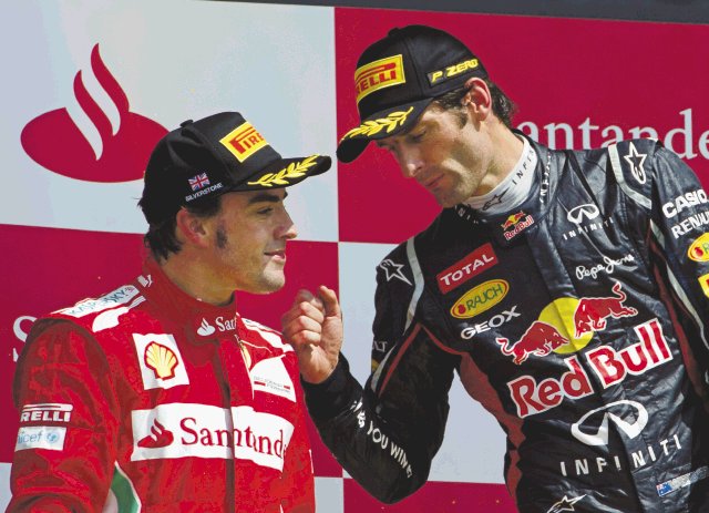 Webber le arrebató la victoria del GP de Silverstone a Alonso. El segundo lugar le sirve a Alonso para mantener el liderato en la general de pilotos. Foto: AP