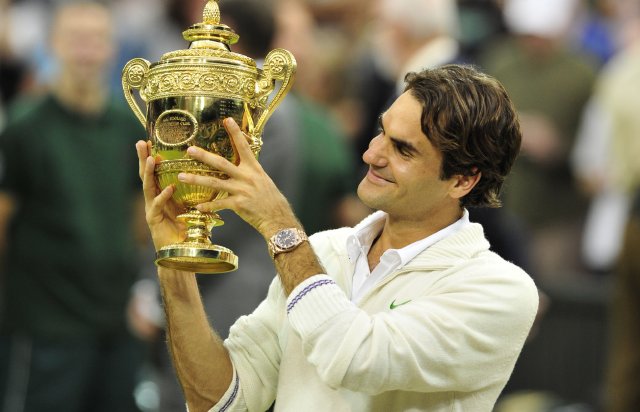 Federer hace historia al ganar su sétimo Wimbledon. Federer besa por sétima vez el trofeo de campeón de Wimbledon. Foto: AFP