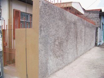  Hizo muro donde murieron 5. Muro de concreto recién hecho. La salida quedó por un portón lateral. Jorge Calderón.