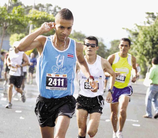 “Tavo” Mora devora el asfalto. El joven Gustavo Mora busca ser el mejor corredor nacional. Ayer se llevó la victoria en 10 km. con un tiempo de 33:20.Esteban Dato.