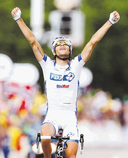  Cuatro en la pelea. El joven Thibaut Pinot, de 22 años, cumplió uno de sus sueños ayer al vencer ayer en la octava etapa del Tour de Francia. EFE.