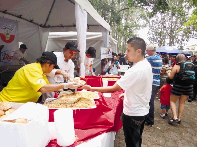  Miles de personas comieron “chop suey”. Las filas ayer eran interminables, personas de todas las edades y provincias acudieron al almuerzo con chop suey. H. Gutiérrez.