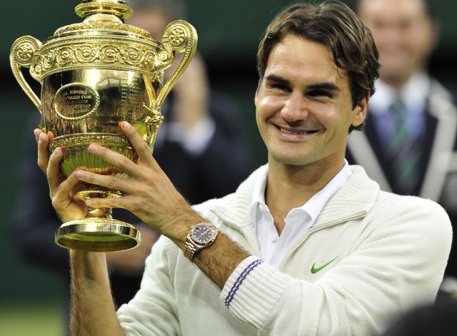 Su “Majestad”, Roger Federer, volvió al trono. En siete ocaciones ha levanto Federer el trofeo de Wimbledon.AFP