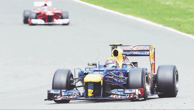  Webber acecha a Alonso. A falta de cuatro vueltas, Webber le arrebató el liderato a Fernando Alonso, que iba con neumáticos blandos en pista seca.EFE