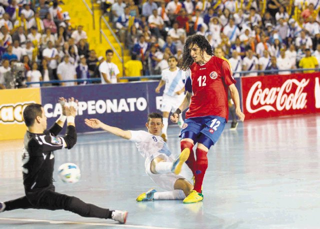  El título se lo dedicaron a Aarón. En esta acción Diego Zúñiga marcó el 2-0.La Prensa Libre