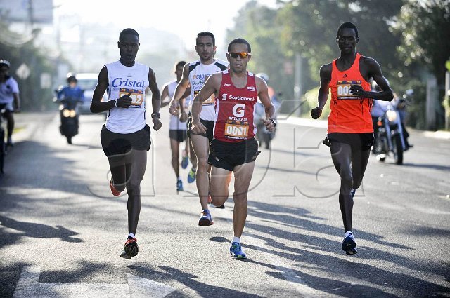 Con las tenis listas y sin nada de comida chatarra. César Lizano (centro) quedó ayer de tercero en la Media Maratón Correcaminos. Los kenianos Julius Keter (izq) y Stephen Tanui (derecha) obtuvieron el primero y segundo lugar respectivamente. Marcela Bertozzi.