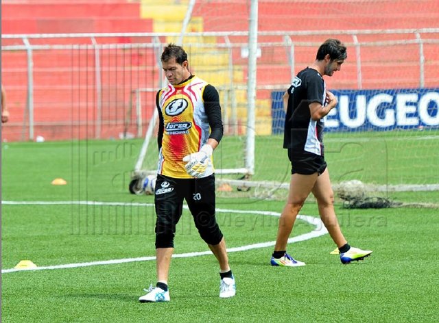 Cambronero y Cubero no dejarían el “Team”. Cambronero sigue con los entrenamientos en Herediano. Meylin Aguilera.