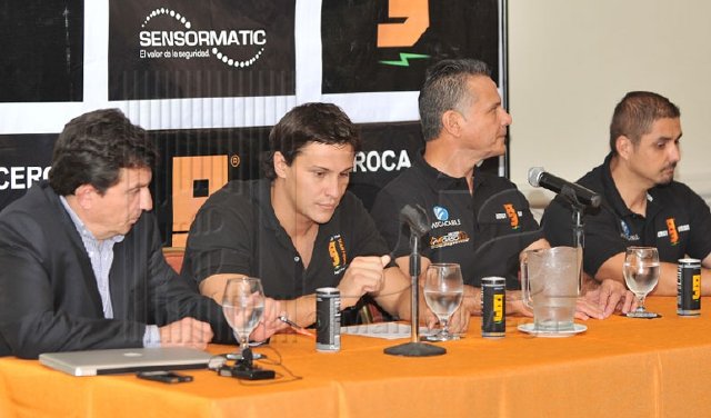 Piloto André Solano correrá Serie Panam el domingo. Solano (segundo de izquierda a derecha) es del equipo Roca Cero - A3 Energy Drink. Manuel Vega.