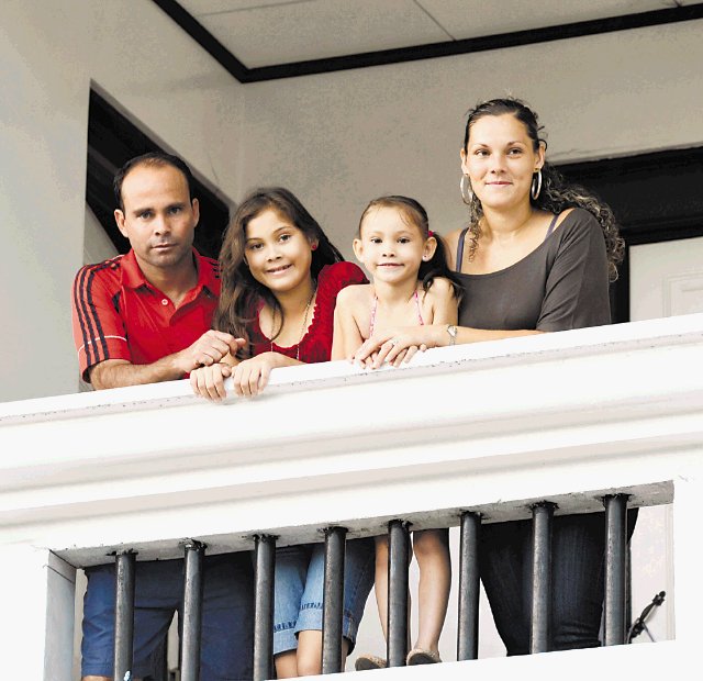  “Juntos a donde sea”. Luis Fernado con su esposa Melissa y sus dos hijas.Carlos Borbón