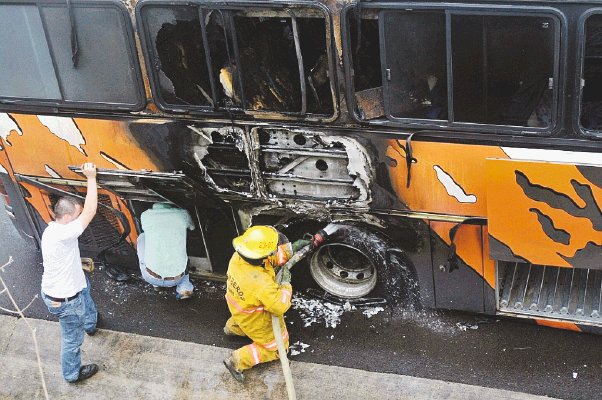 Evacúan bus que se incendió en ruta 27. El bus viajaba con 53 personas. Jorge Umaña.