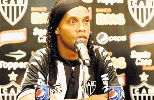  Ronaldinho con trago amargo. Esta fue la foto que colmó la paciencia de la empresa que patrocinaba al jugador brasileño. Todo un personaje hoy en día.