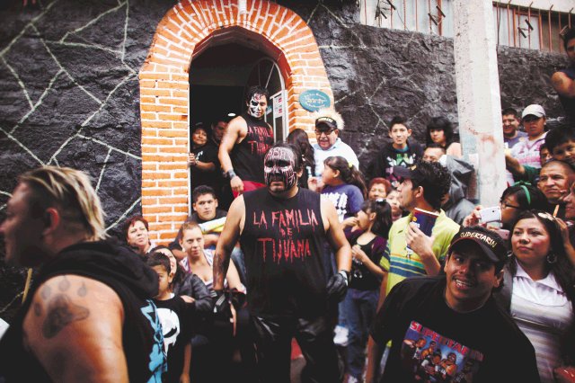  Llegan con luchas libres Caravana de Super Tarín llega a barrios marginados de México