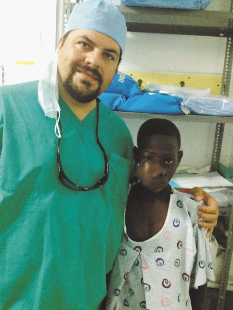  Operan gran tumor a haitiano en Puerto Rico. Gerilon Mondesir antes de ser operado del tumor. EFE.