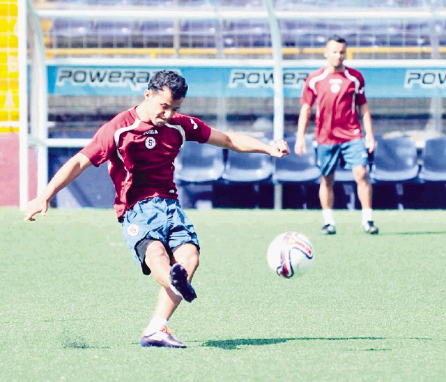  Con un pie afuera del ‘Sapri’. Ricardo Blanco disputó el mundial Sub-20 de Egipto, en el que Costa Rica alcanzó el cuarto lugar del torneo. Ha sido utilizado como lateral derecho y por la banda izquierda.