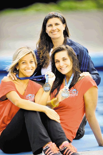  Son guapas y además exitosas. Nadia y Violeta (ambas de rojo), junto a la entrenadora Olga Diakova (atrás), un trío de lujo en la piscina. Meylin Aguilera.