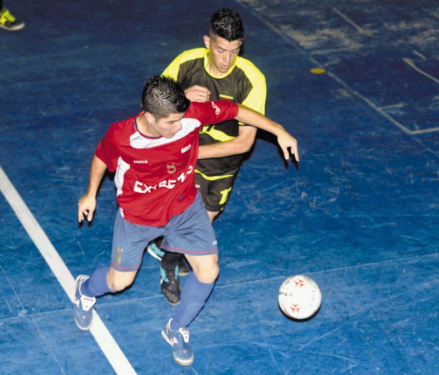  El balón vuelve al “gym”. La Liga Premier de Fútbol Sala regresa luego de la participación de la “Sele” en el Premundial disputado en Guatemala.Archivo.