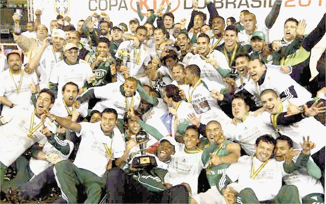 Ocho aficionados asesinados. Palmeiras consiguió la copa tras empatar 1-1 a domicilio con el Coritiba en el juego de vuelta. En el de ida quedaron 2-0 Reuters.