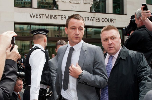 Terry es absuelto de las acusaciones de racismo. El futbolista inglés John Terry (C) sale de la Corte de Magistrados de Westminster en Londres, hoy, tras ser abuselto. AFP.