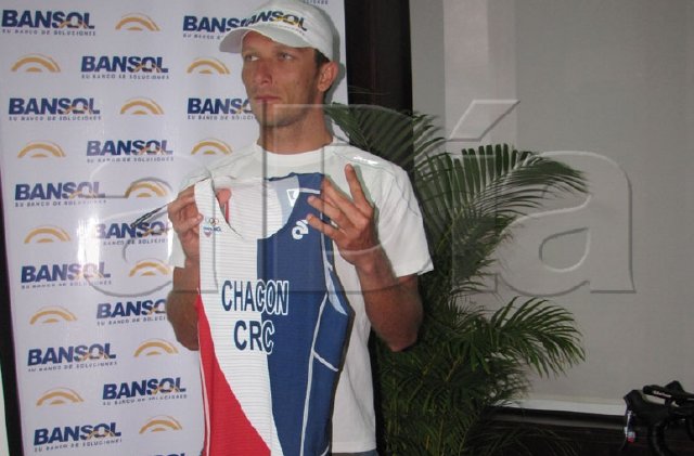 Leonardo Chacón: “es la carrera de mi vida”. Chacón quiere quedar entre los 10 primeros en Londres. En la imagen muestra la camiseta de Costa Rica que se pondrá. Juan Diego Villarreal.