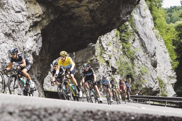  El “Arrepentido” ganó la etapa. Bradley Wiggins (amarillo) sigue como líder del Tour, pese a que ayer un aficionado le quemó el brazo con una bengala. “Fue un loco que corría a la par del pelotón”, dijo.AP