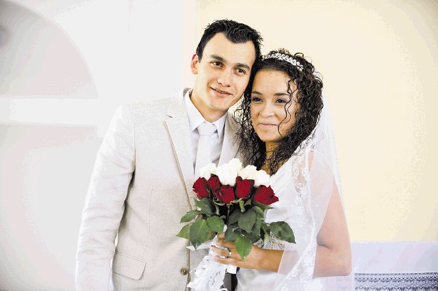 Se casó Rosario. Rosario y su esposo Mauricio Barrientos. Marcela Bertozzi.