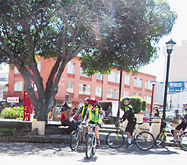  Pocos ‘cletearon’ por la ciclovía. La actividad contó con la presencia de policías municipales.Katherine Chaves.