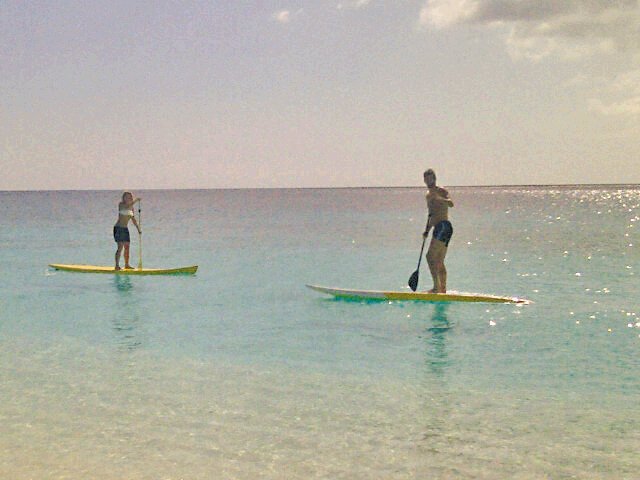  Piqué y Shakira surfearon. Se dieron gusto realizando el “paddel surf”, en sus vacaciones por la playa.