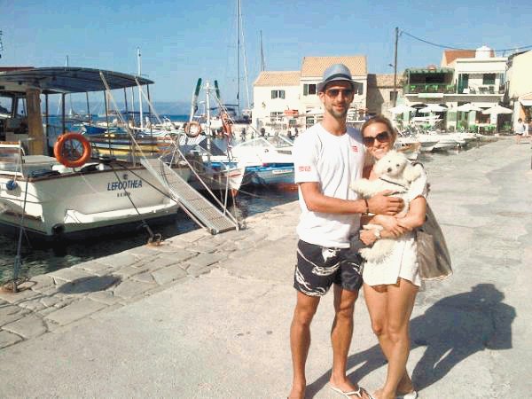  Djokovic se fue a Grecia. Djokovic está de vacaciones con su novia y el perrito.