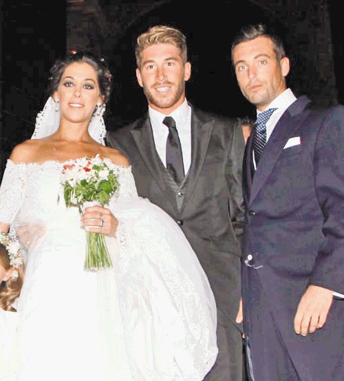  Ramos en la boda. El defensor Sergio Ramos posó junto a su adorada hermana y con su cuñado luego de la boda.