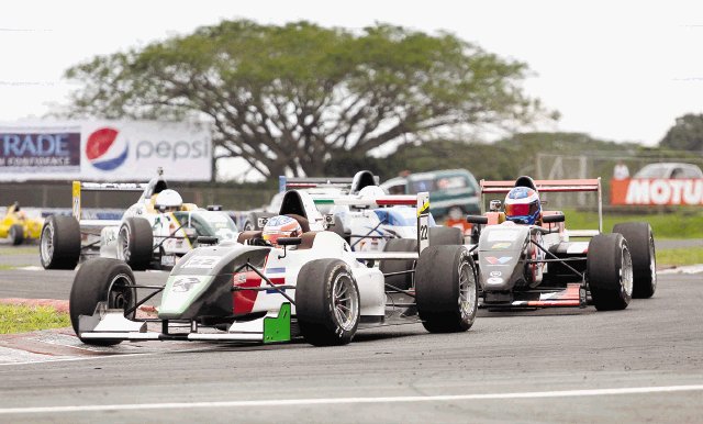  Charlie quedó muy frustrado. Fonseca corre en la categoría Súper Turismo del campeonato nacional de automovilismo.Esteban Dato.