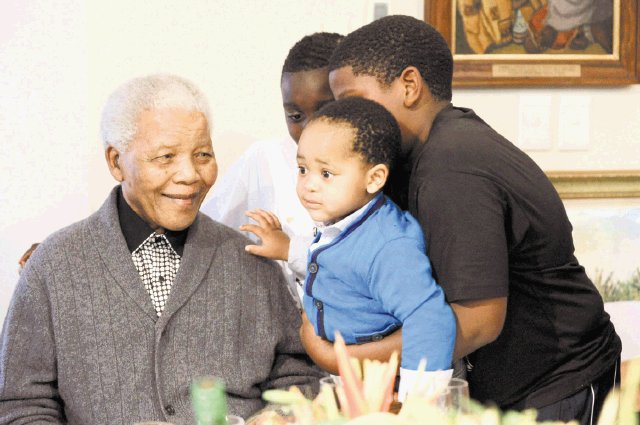  12 millones de niños sudafricanos le cantan. El expresidente Nelson Mandela celebró su cumpleaños 94 en privado con su familia en la aldea de Qunu. Reuters.