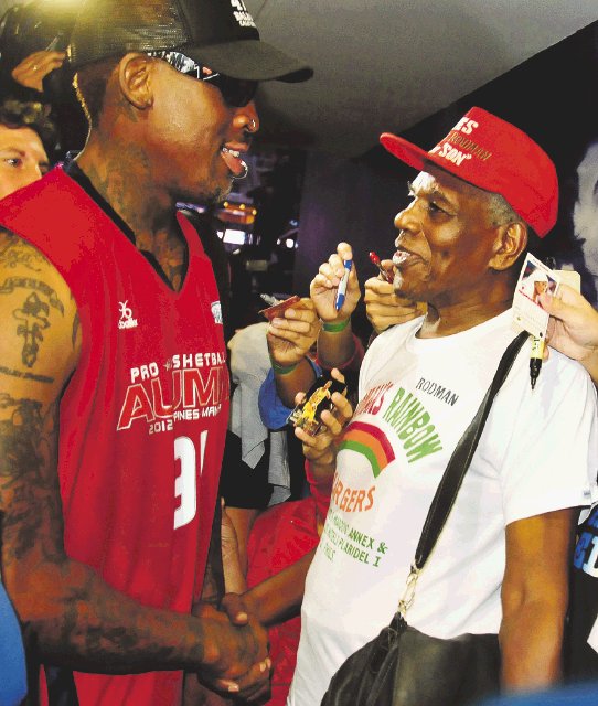  Rodman aceptó a su padre. Rodman estrechó la mano de su padre luego de finalizada la conferencia de prensa.AP.