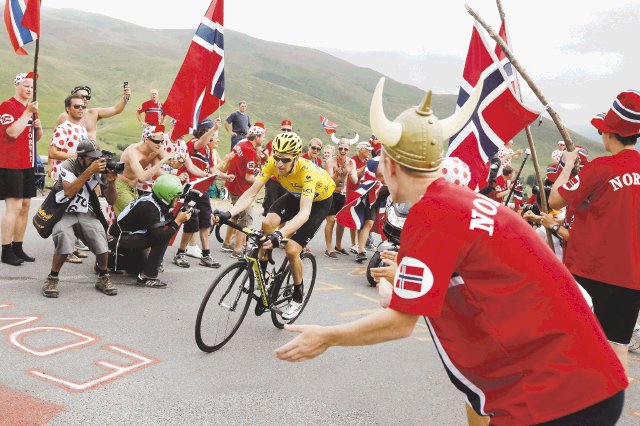  Wiggins harto del dopaje. Wiggins sigue vestido de amarillo. En el Tour de Francia no faltan los aficionados con vestimenta llamativa.AP.