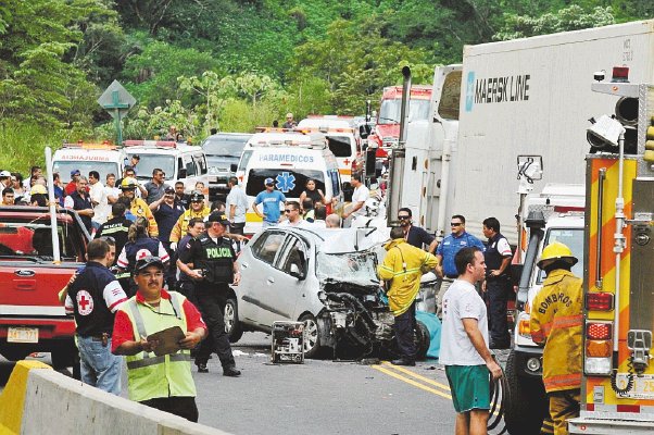  Dos muertos al chocar con tráiler. El automóvil Hyundai I10 quedó destrozado tras la violenta colisión contra el tráiler, que se dirigía hacia Heredia. Jorge Umaña.