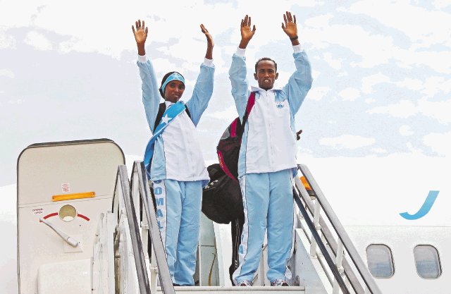  Entrenar en medio de las balas. Zamzam Mahmuud y Mohamed Hassan se despiden de Somalia para viajar a Londres. AFP.