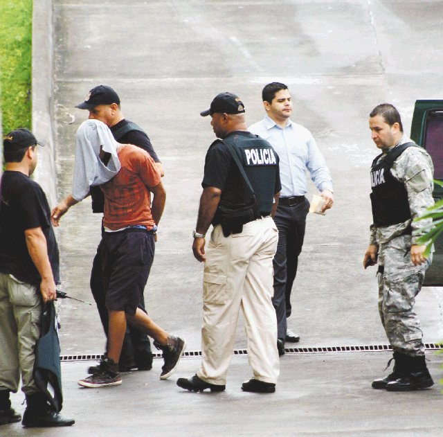  Cuatro detenidos por asaltar casas. Uno de los detenidos hacia la Fiscalía. Reiner Montero.