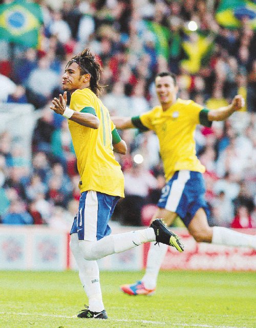 “Brasil tiene excelente equipo”. Neymar celebra el penal que le anotó a Inglaterra en la victoria por 2-0 de Brasil.AP.
