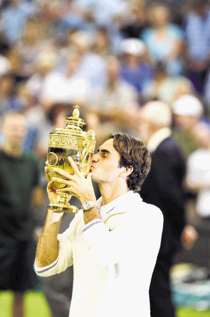 Muerto...y millones. Este sétimo torneo de Wimbledon de Federer, no solo hizo historia. Dio millones.Archivo.