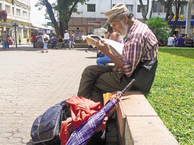  La vida en una franja de cemento. José Chaves, de 67 años, es un asiduo visitante del lugar. “Aquí acepté a Cristo hace ocho años”. Nicolás Aguilar R.