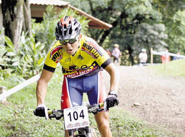 Sub-23. El joven ciclista Andrey Fonseca fue el mejor en la categoría Sub- 23. Esta promesa de los pedales ticos completó las cinco vueltas de ayer en 1:19:14.. / Esteban Dato.
