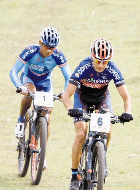Pedaleando. Intenso duelo. Jonathan Carballo (6) y “Lico” Ramírez tuvieron una batalla sobre sus bicicletas para ver quién sería en ganador de la Copa Nacional AM PM.. / Esteban Dato.