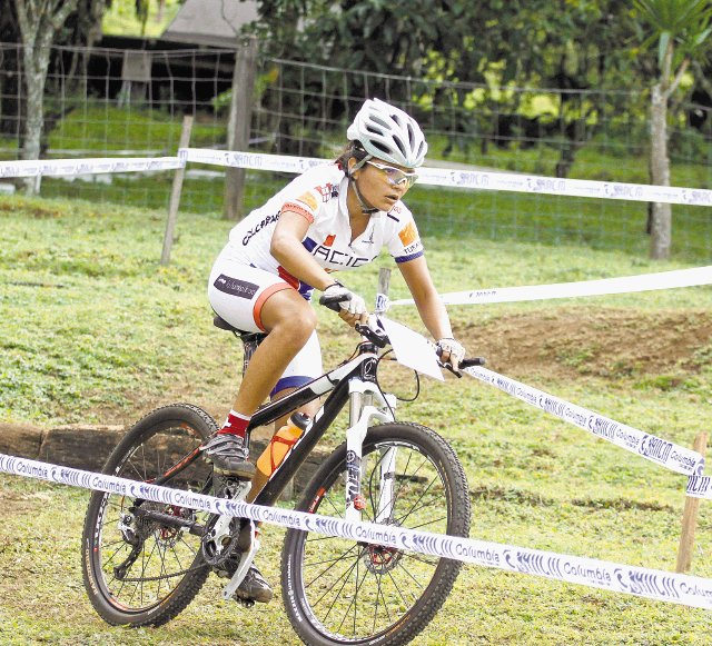 Le faltó. Fiorella Rojas terminó en el quinto puesto de la etapa en la categoría élite femenina. Registró un tiempo de 1:38:13, a 20:58 de la ganadora.. / Fotos: Esteban Dato.