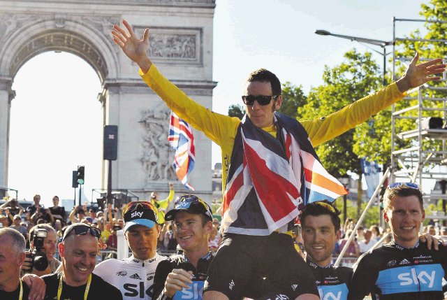  El sueño se le hizo realidad. Con el Arco del Triunfo de fondo y alzado en hombros, Wiggins celebró su gesta, llevarse el Tour de Francia y ser parte de la historia.EFE.