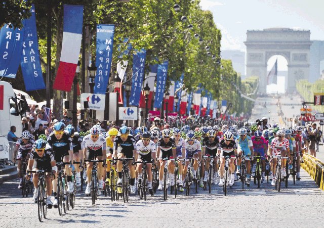  “Esta victoria es excepcional”. El pelotón recorre la última etapa del Tour de Francia, disputada entre Rambouillet y París que ganó Mark Cavendish EFE.