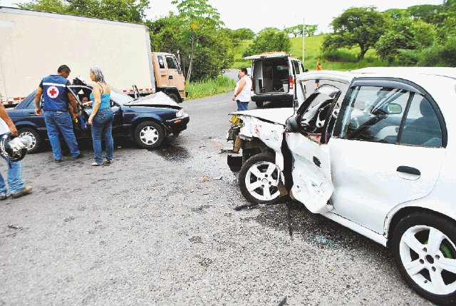  Seis heridos en choque por invasión de carril. Ambos vehículos sufrieron daños importantes. Andrés Garita.